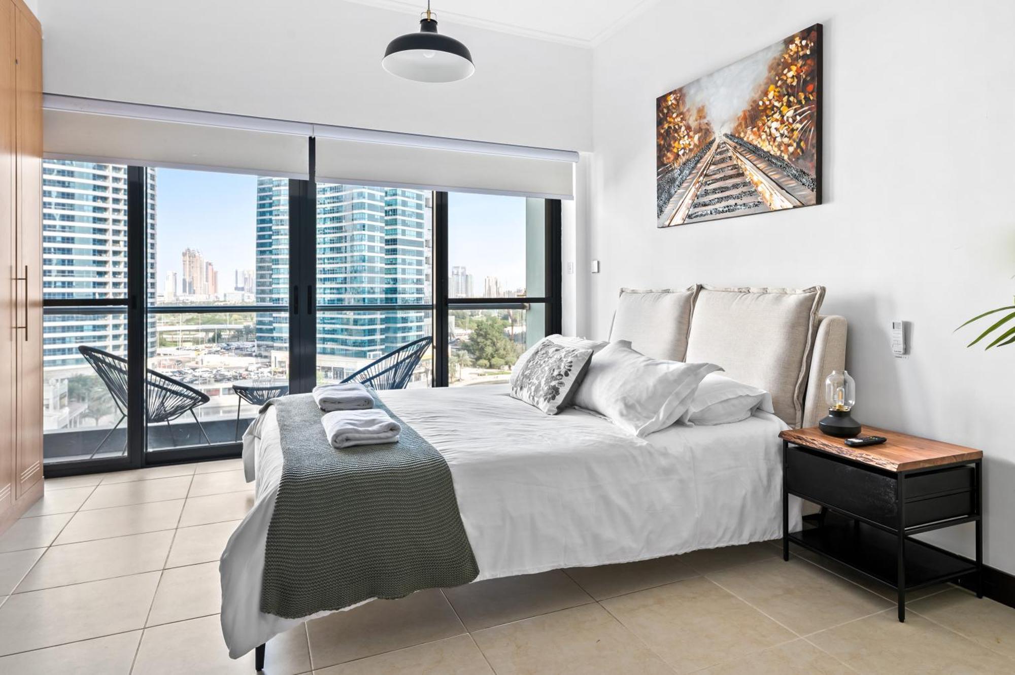 Upscale Studio Full Lake View In Goldcrest View Tower Dubai Esterno foto
