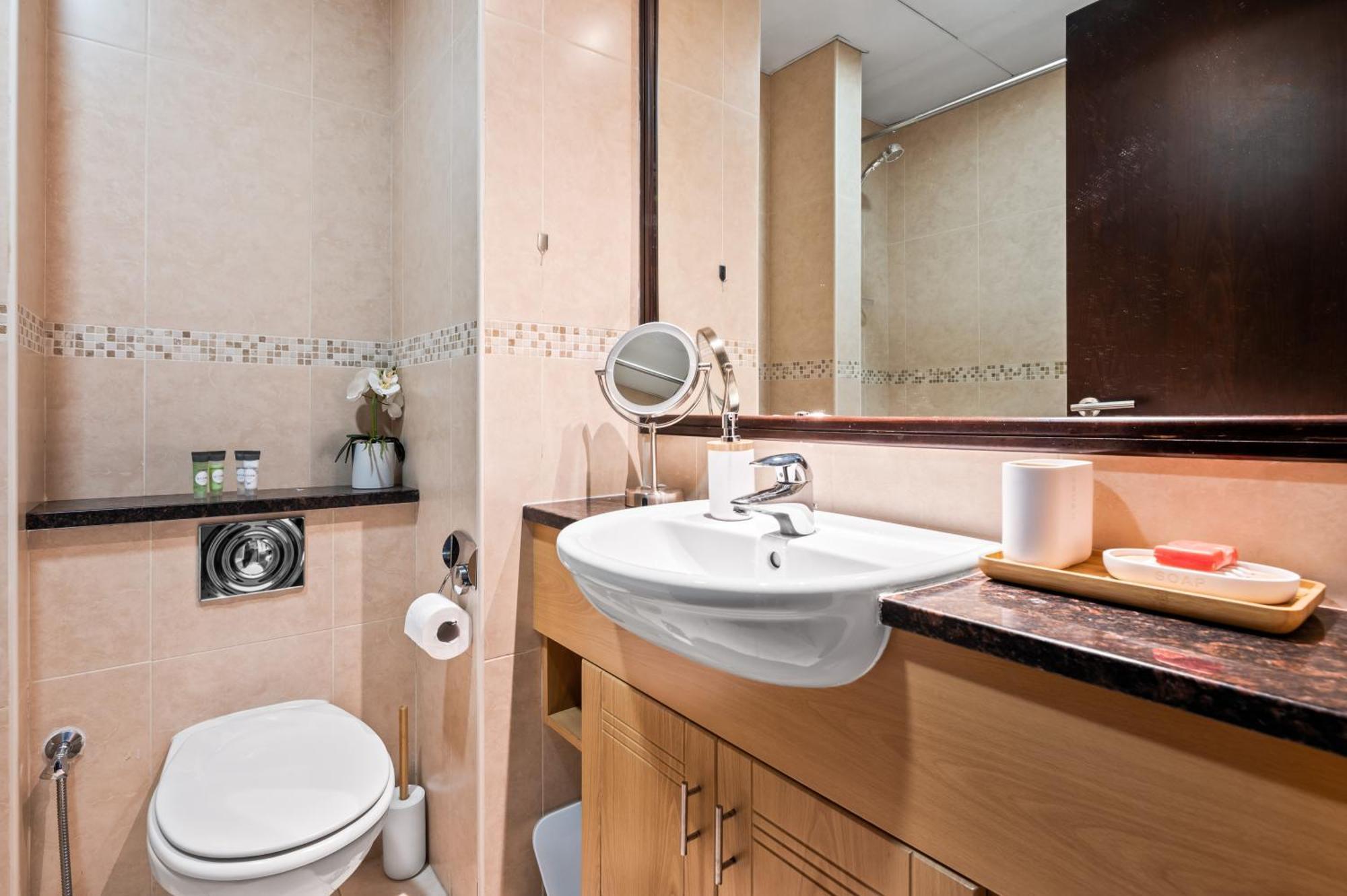 Upscale Studio Full Lake View In Goldcrest View Tower Dubai Esterno foto