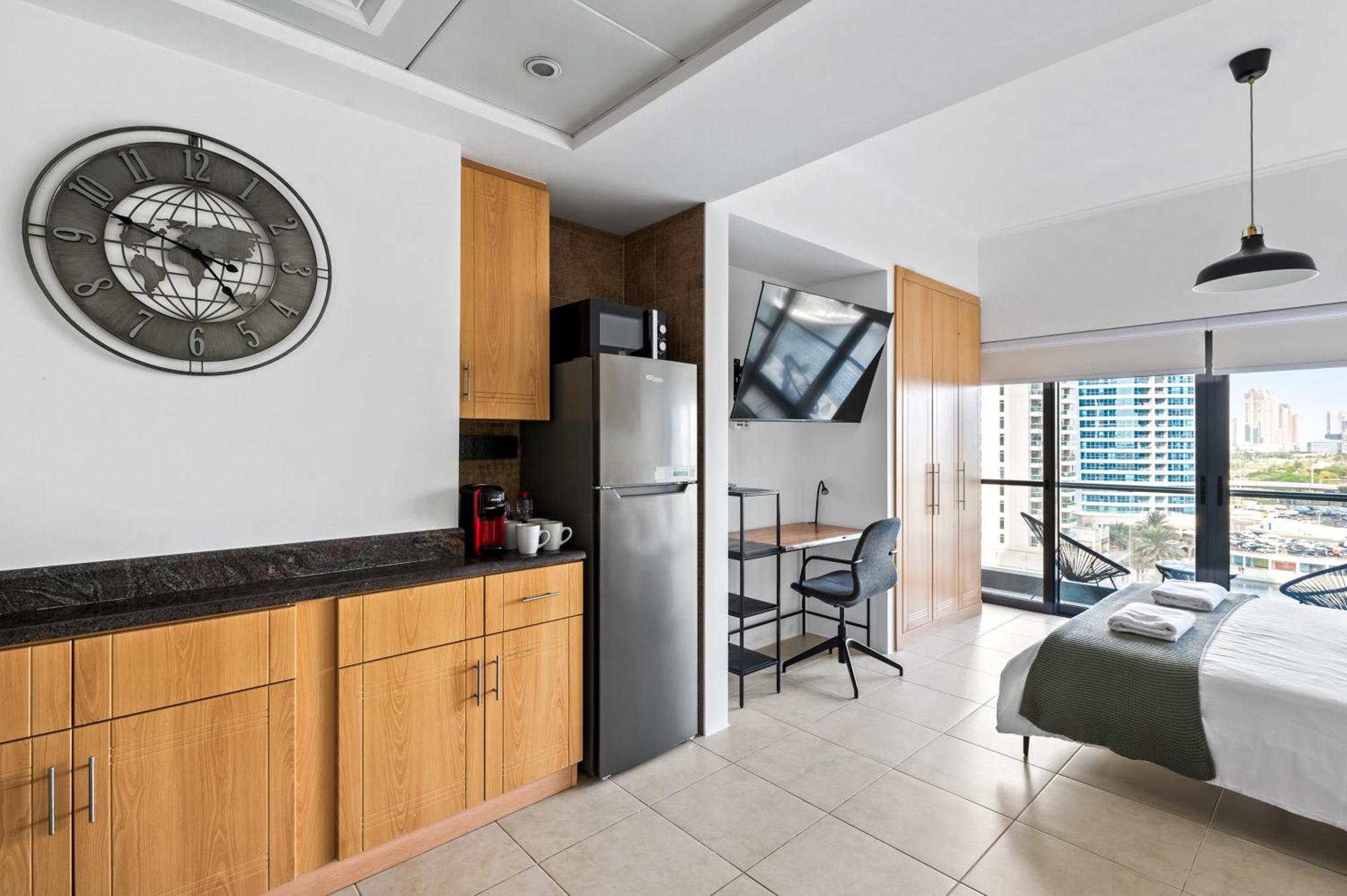 Upscale Studio Full Lake View In Goldcrest View Tower Dubai Esterno foto