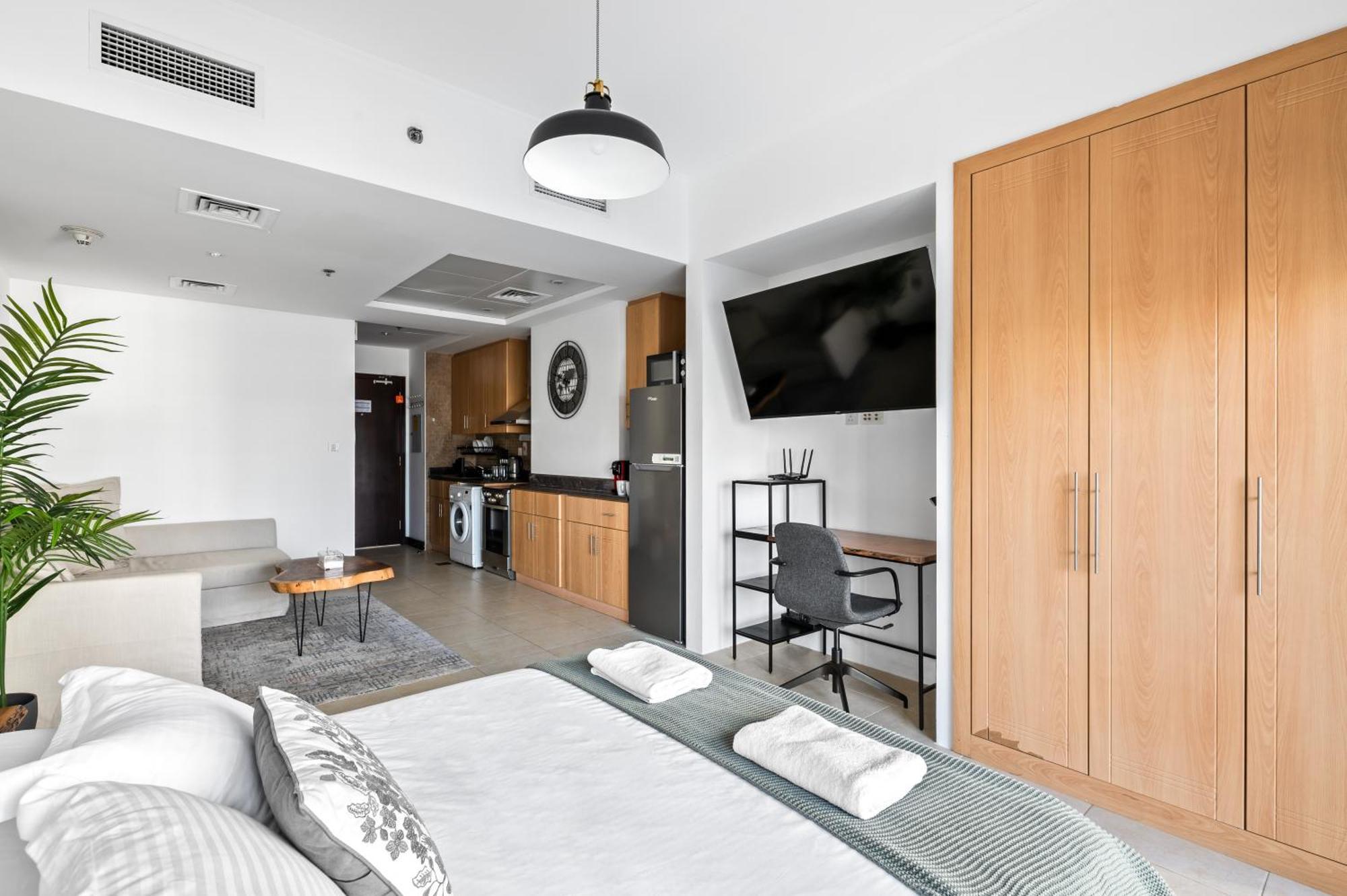 Upscale Studio Full Lake View In Goldcrest View Tower Dubai Esterno foto
