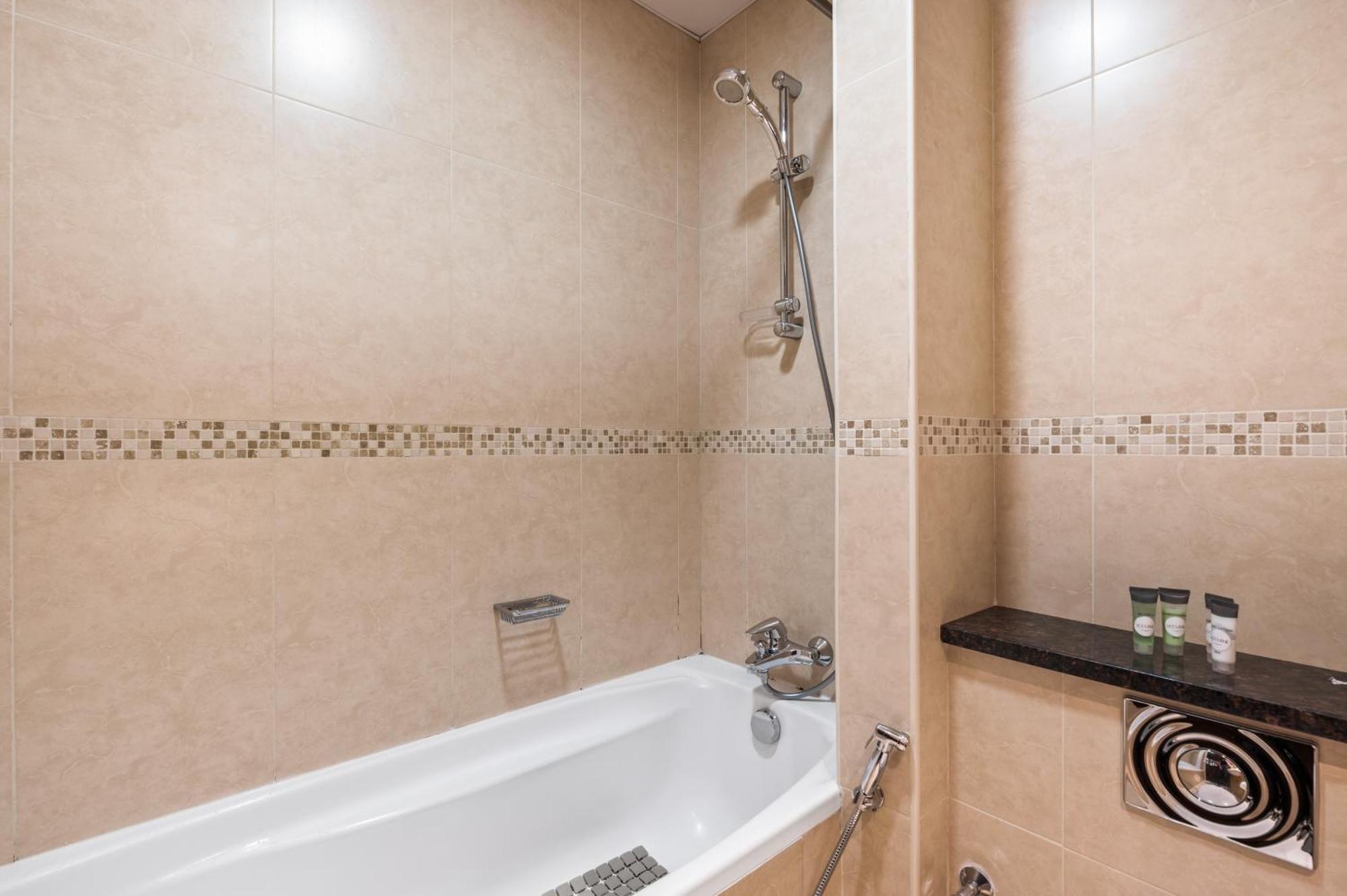 Upscale Studio Full Lake View In Goldcrest View Tower Dubai Esterno foto
