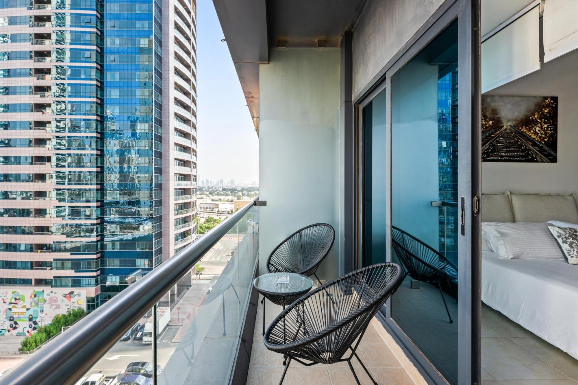 Upscale Studio Full Lake View In Goldcrest View Tower Dubai Esterno foto