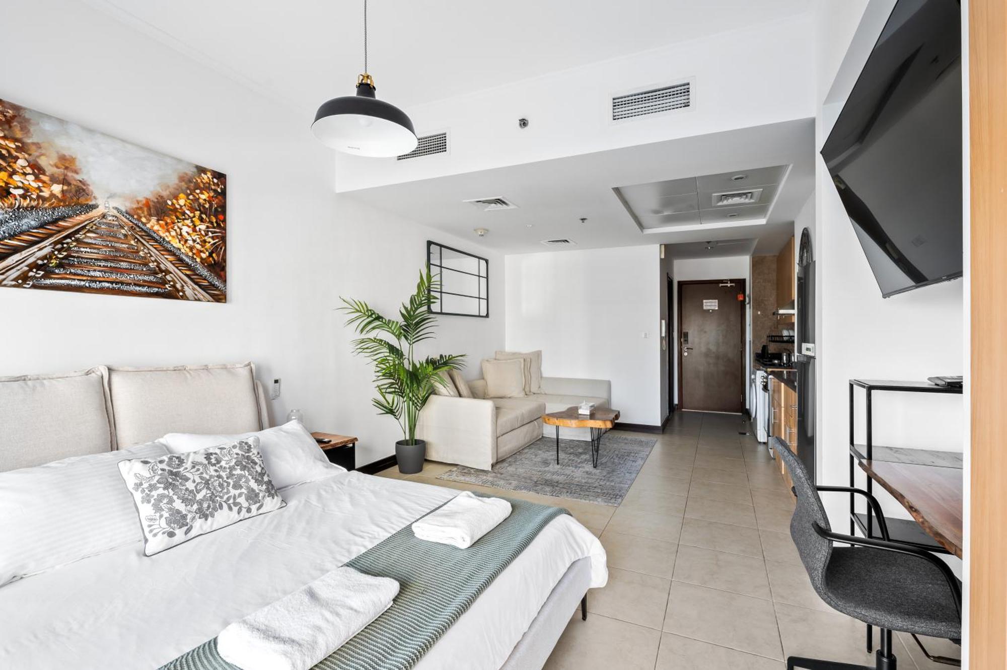 Upscale Studio Full Lake View In Goldcrest View Tower Dubai Esterno foto